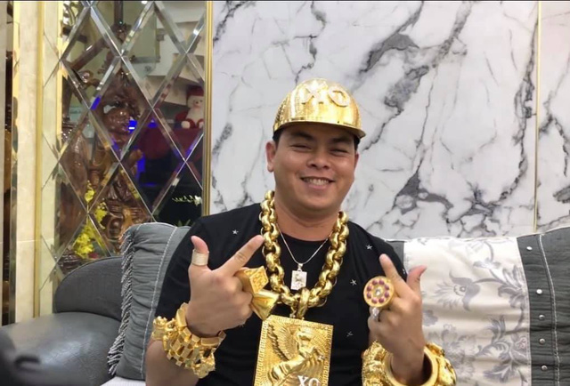 Những cuộc “chơi lớn” của Phúc XO – người đeo nhiều vàng nhất Việt Nam vừa bị công an bắt: Cõng 13 kg đi cổ vũ bóng đá, đội mũ vàng đính kim cương…