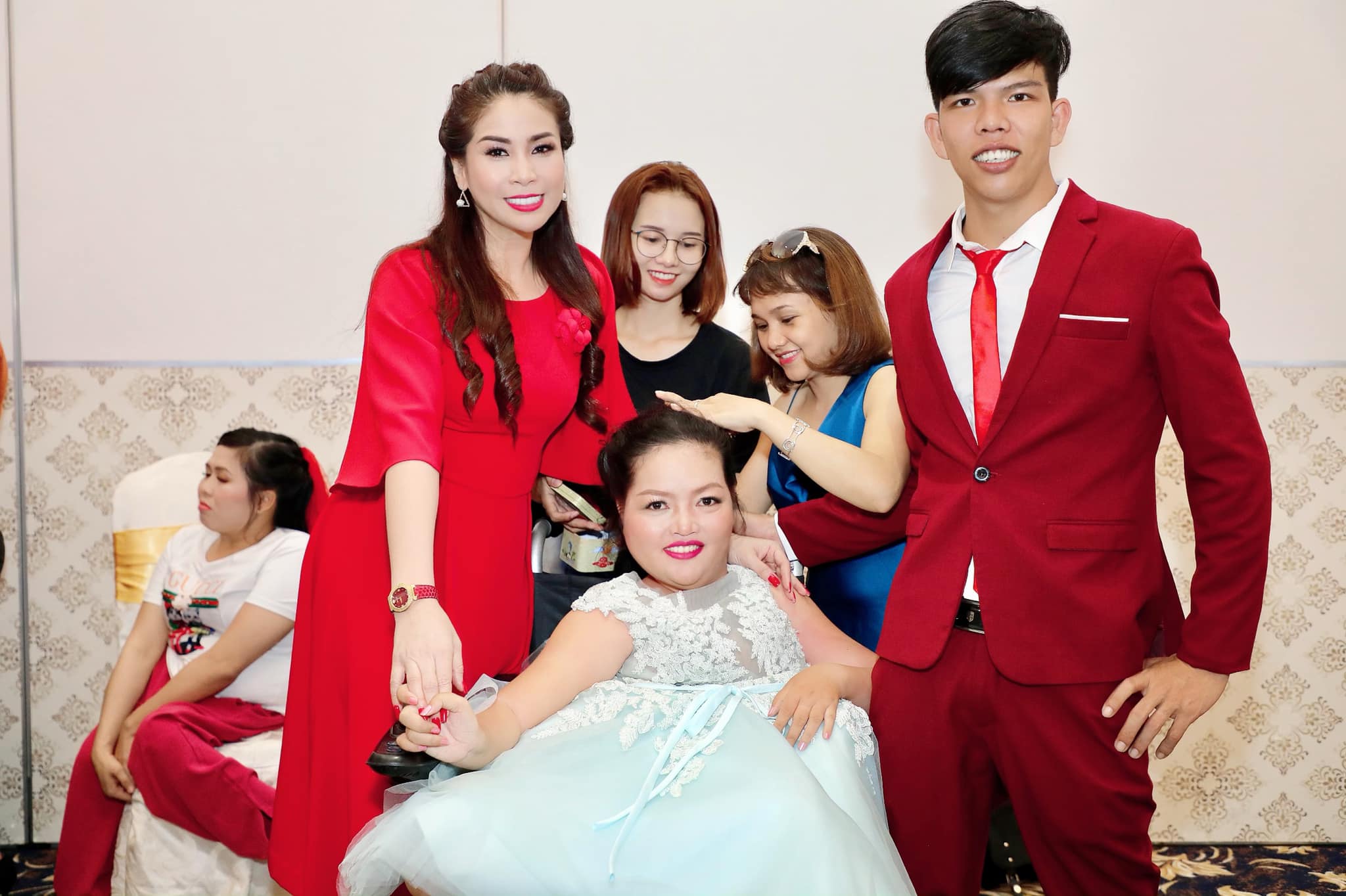 Diễn viên Lý Hương nén nước mắt ủng hộ các cặp đôi khuyết tật làm lễ cưới