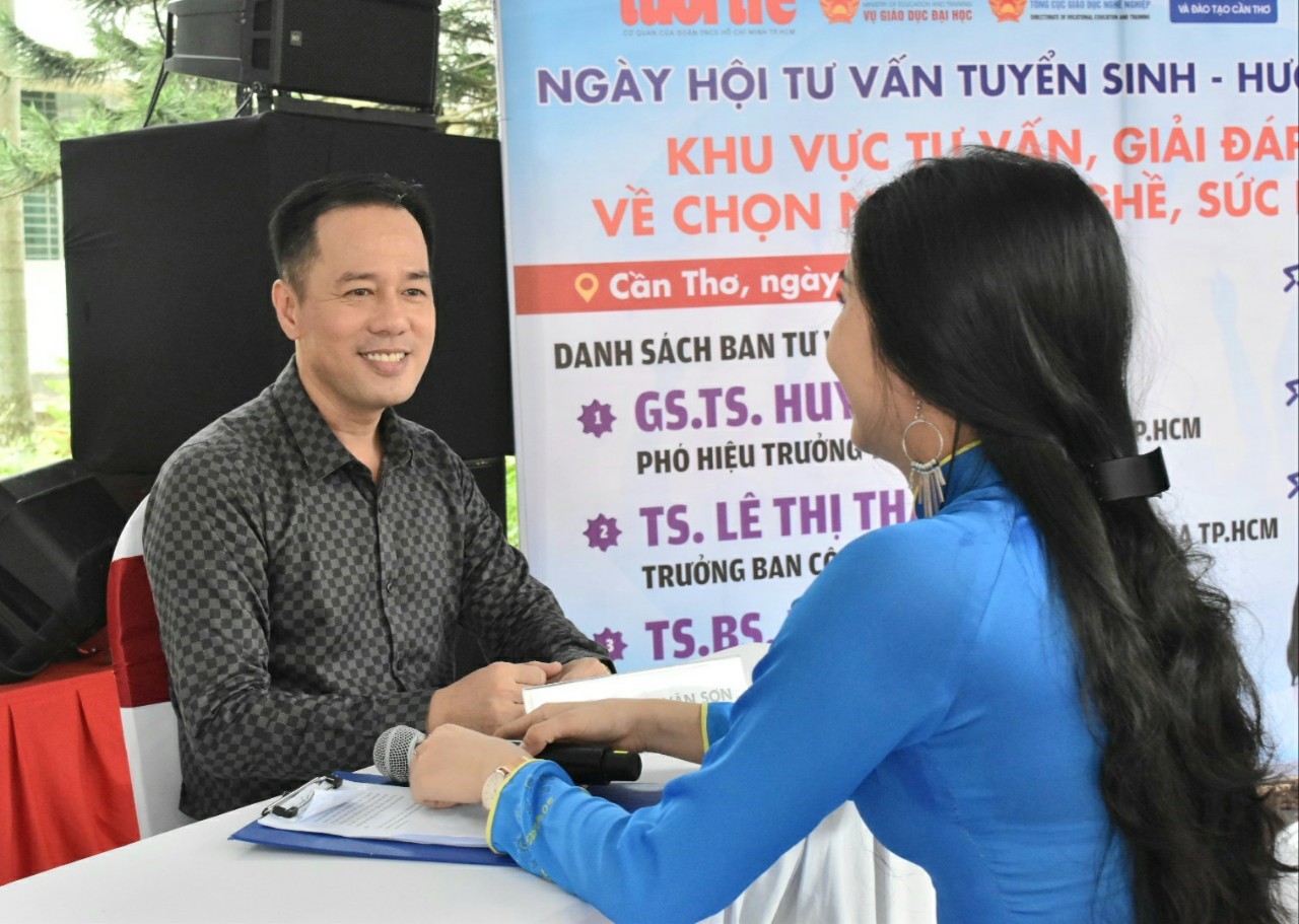 GS.TS. Huỳnh Văn Sơn giúp các bạn trẻ Cần Thơ định hướng nghề nghiệp