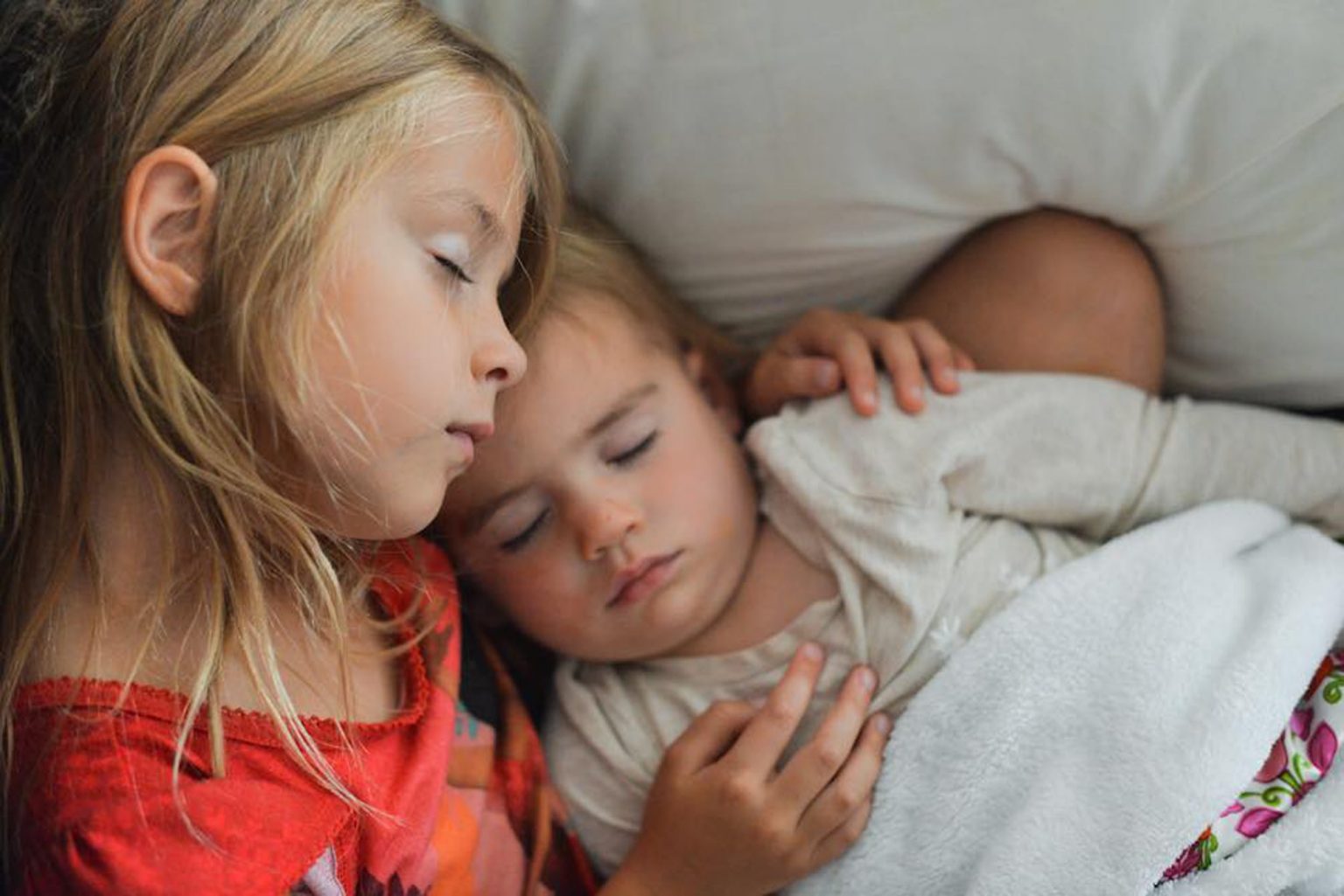 Bố mẹ nên tập cho bé ngủ riêng hay ngủ cùng anh chị?