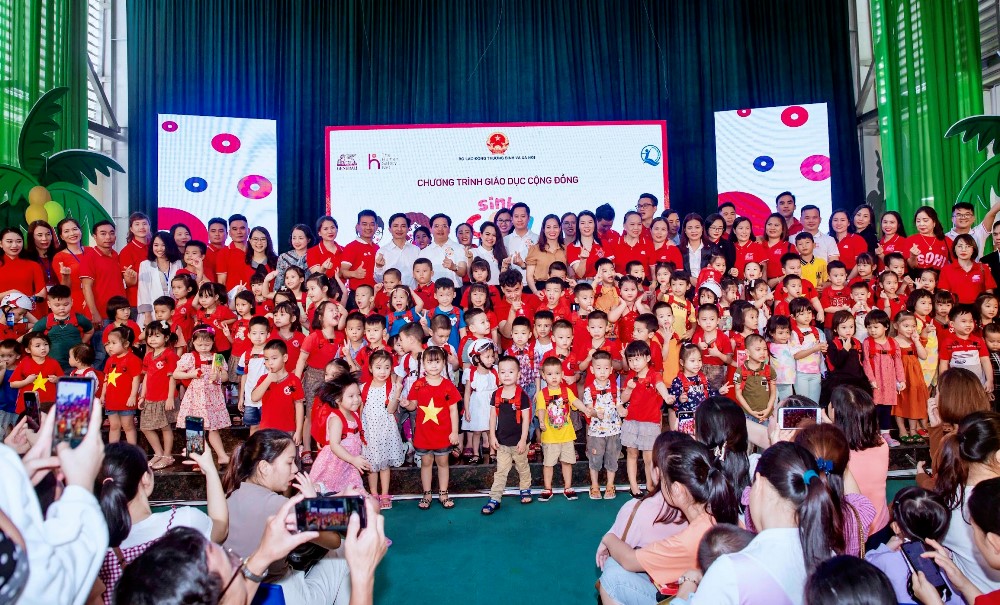 Hàng trăm gia đình, giáo viên mầm non tại Nghệ An được “Sinh Con, Sinh Cha” chia sẻ kiến thức