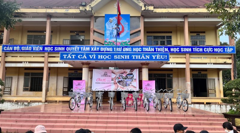 Quỹ từ thiện Group Bất Động Sản Uy Tín trao tặng quà và xe đạp cho học sinh nghèo Đắk Lăk