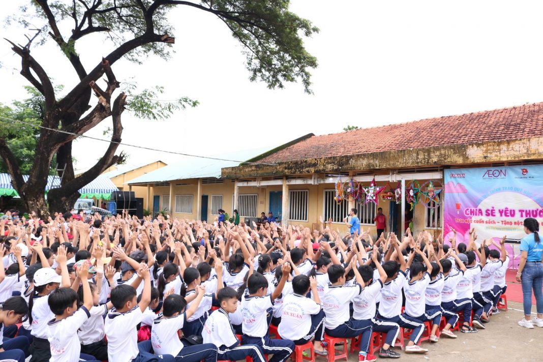 CLB Truyền thông-MC nhí cùng các mạnh thường quân mang niềm vui đến trẻ em nghèo Bến Tre