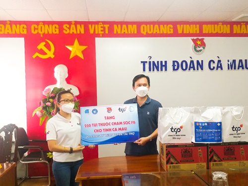 Hội Thầy thuốc trẻ Việt Nam trao tặng 1.200 túi thuốc điều trị COVID-19 cho người dân 5 tỉnh miền Tây