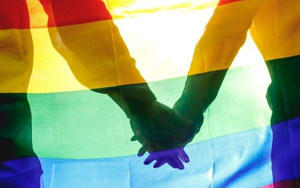 Phụ huynh nên ứng xử như thế nào khi con công khai yêu đồng giới?