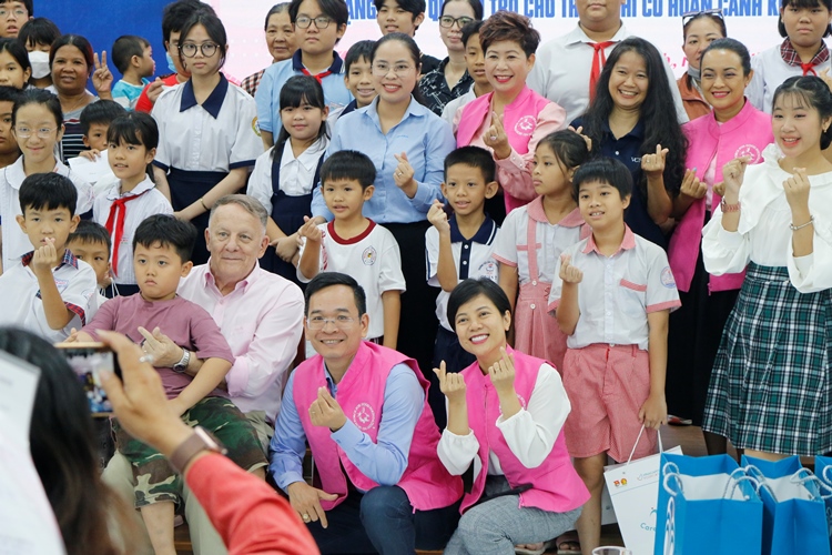 Nu Skin Việt Nam trao tặng 200 suất học bổng và quà tặng cho trẻ em nhân “Ngày làm vì những điều tốt đẹp”